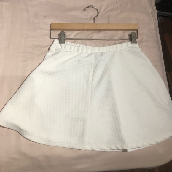 “Tennis” type white skirt - Picture 3 of 3